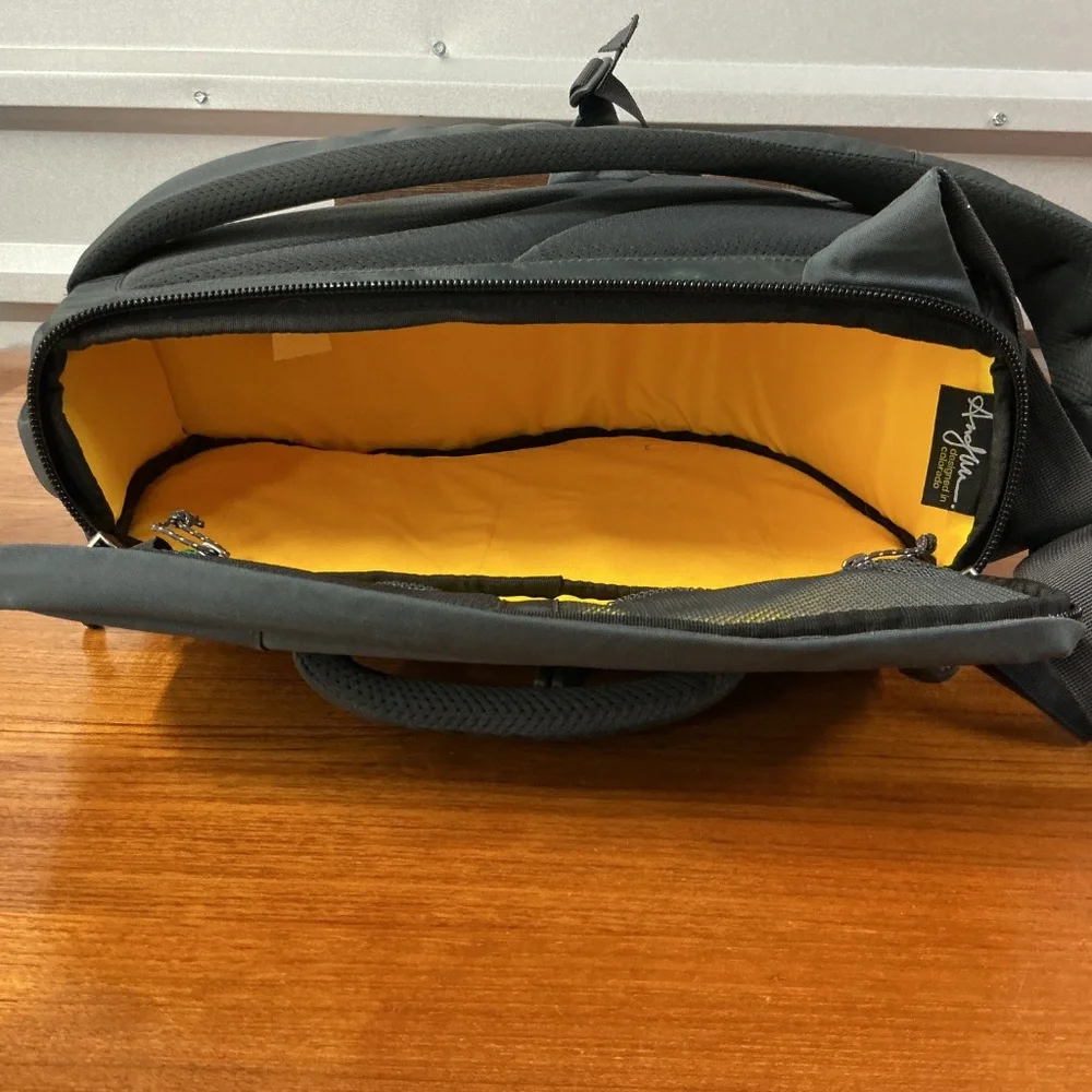 Mountainsmith Descent Black Nylon Sling Camera Pack Bag Adjustable Compartment